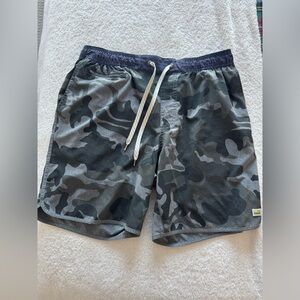 Vuori Banks Camo Shorts Men’s Large 7in Inseam